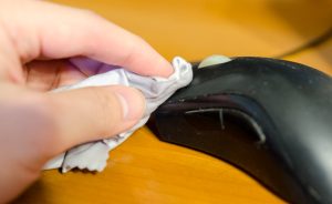 Cách vệ sinh chuột máy tính đúng cách